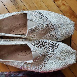 Toms Off White Crochet Flats, lightly worn, Sz 9.5